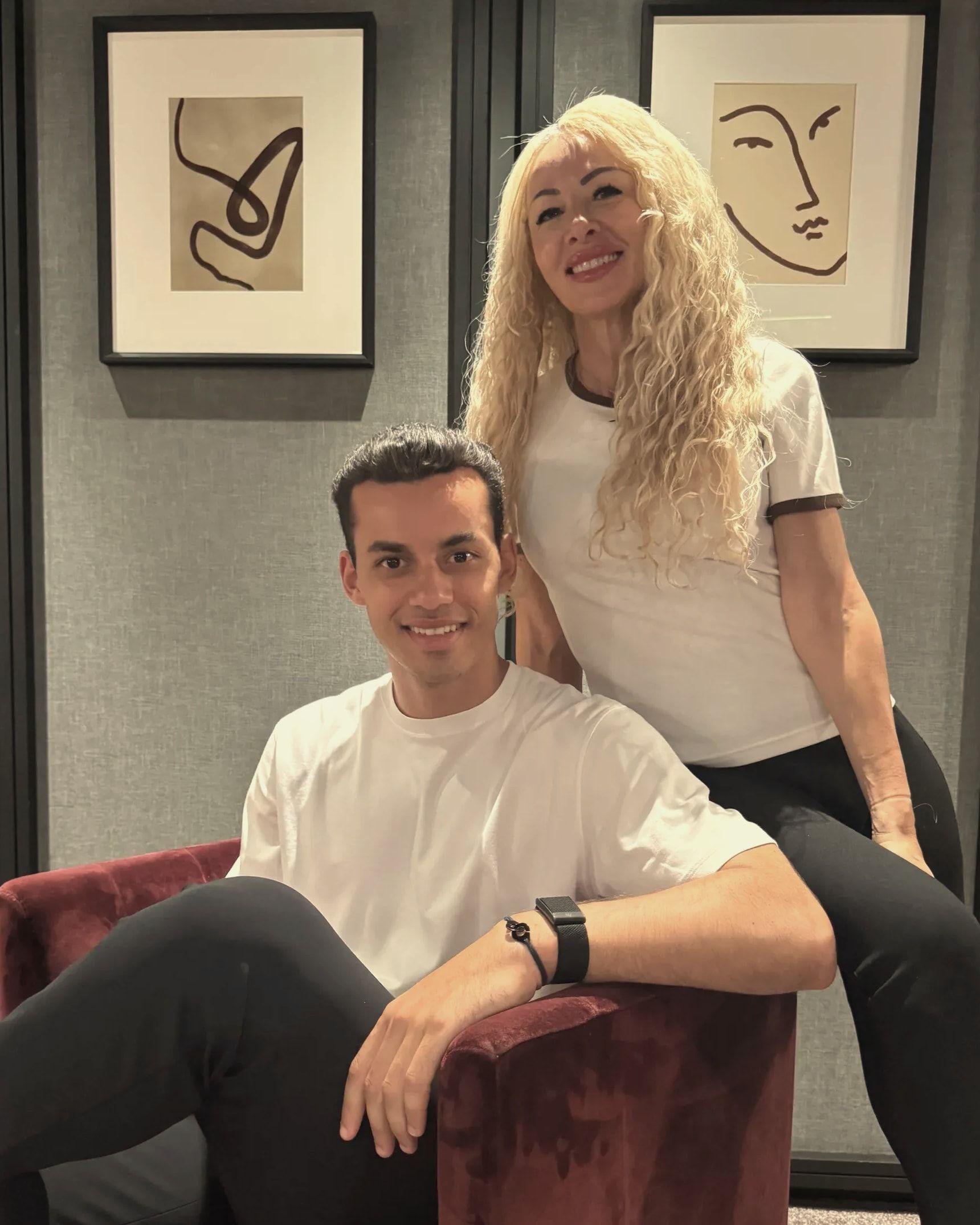 Wafaa et son fils Maysan, cofondateurs d’Inaya, réunis près d’un fauteuil bordeaux.